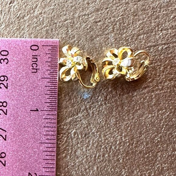 Vintage Gold-Tone Flower Clip-On Earrings With Rhinestone Accents Small Size - Picture 6 of 8
